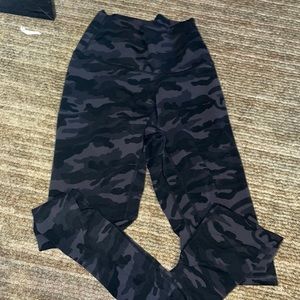 Black camo leggings